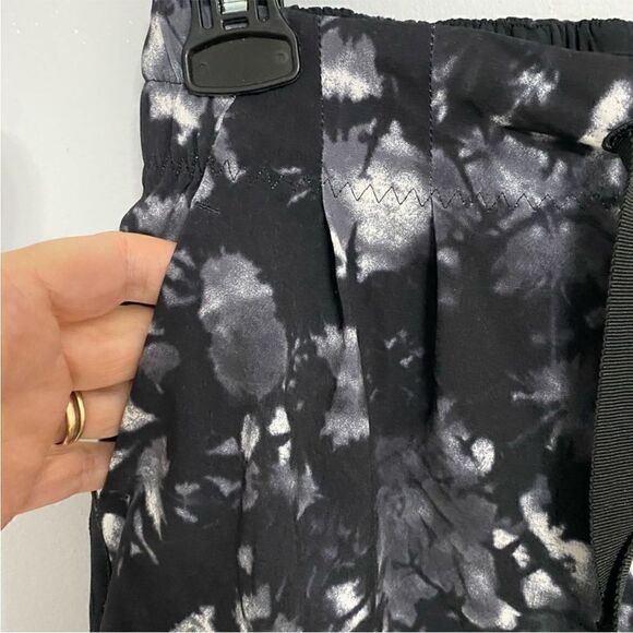 Lululemon Cuffed Shorts Women Size 4 - Picture 4 of 10